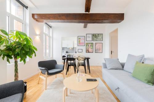 un salon avec un canapé blanc et une table dans l'établissement Beautiful apartment on the Grand Place ! 2 pers, à Lille