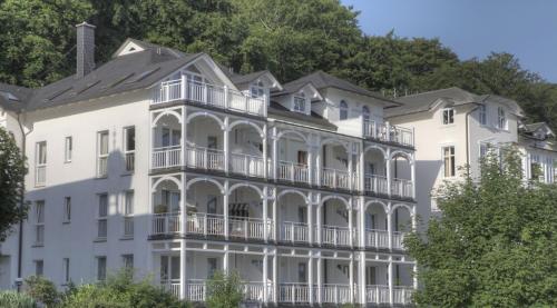 ein großes weißes Gebäude mit Balkon in der Unterkunft Villa Strandperle, App 13 - nur 20m zum Strand, TOPLAGE in Binz