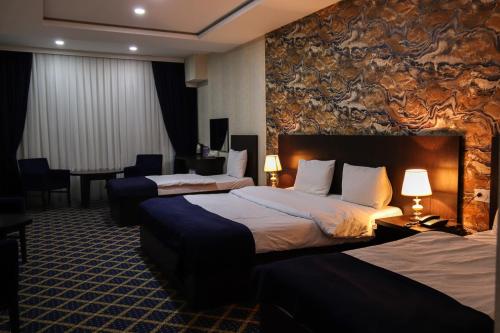 Giường trong phòng chung tại Kristal Inn Hotel