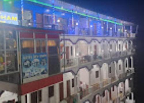 Un modèle de bâtiment avec beaucoup de fenêtres dans l'établissement Hotel Dev Dham , Nyalsu, à Gaurikund