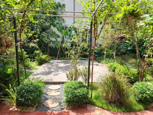 um jardim com árvores, rochas e plantas em Happy House 301 1bed1room 40m2,Balcony,near Ho Tay Lake em Hanói