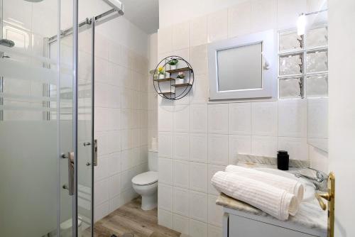 a bathroom with a toilet and a sink and a mirror at Piso Leon y Castillo B in Arrecife