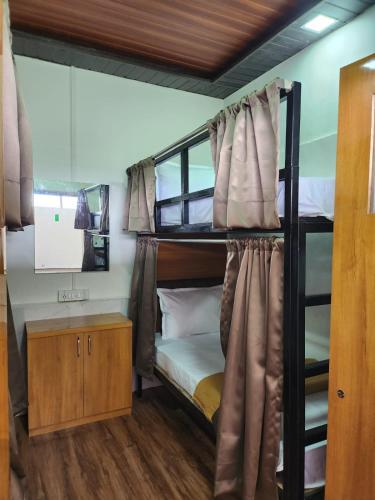 ムンバイにあるGalaxy Cabin Stay And Dormitoryのベッドルーム1室(二段ベッド2台、鏡付)