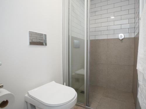 uma casa de banho com um WC e um chuveiro em 103 Le Jardin em George