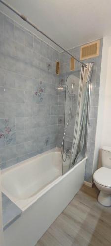 une salle de bain avec douche et baignoire et toilettes dans l'établissement Appartement 4 personnes, à Port-la-Nouvelle