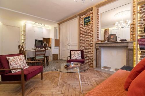 Lille Hypercentre - 2bedroom flat, 5person في ليل: غرفة معيشة مع موقد وطاولة