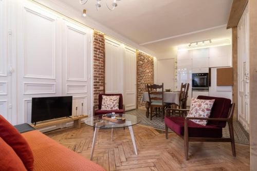 - un salon avec un canapé et une table dans l'établissement Lille Hypercentre - 2bedroom flat, 5person, à Lille