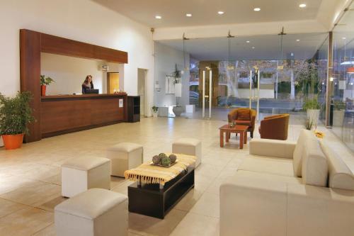 The lobby or reception area at Hotel El Sauce