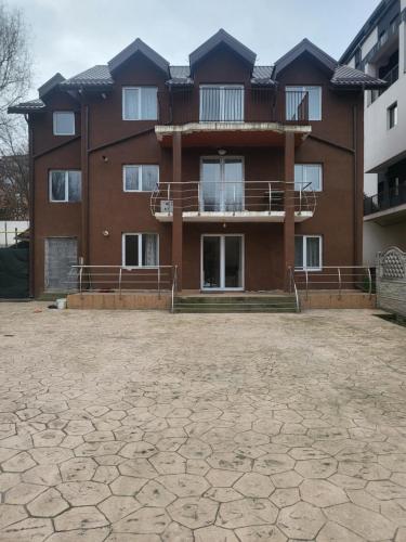 un edificio con un gran patio frente a él en King srl, en Craiova