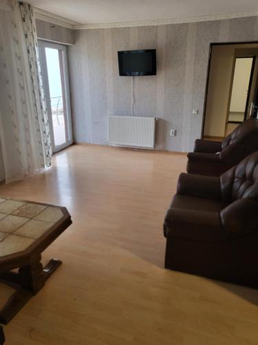 sala de estar con sofá y mesa en King srl en Craiova