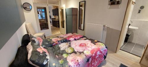 Un dormitorio con una cama con flores. en B&B 't Morregaât, en Weert