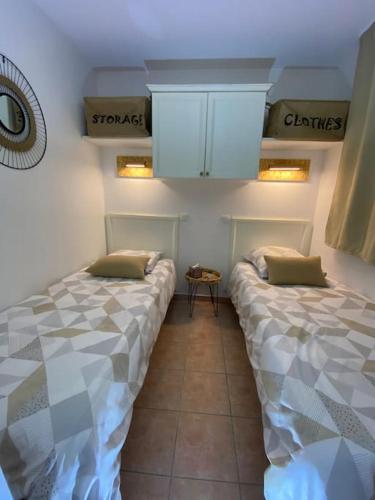 une chambre avec deux lits dans une pièce dans l'établissement Beau 2 pièces, Magnifique vue mer et piscine, aux Issambres