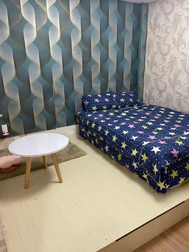 Postel nebo postele na pokoji v ubytování Sunshine - Tia Nắng Mới
