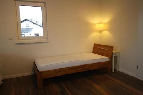 Habitación pequeña con cama y ventana en Neu! FeWo Lahnblick 1, 