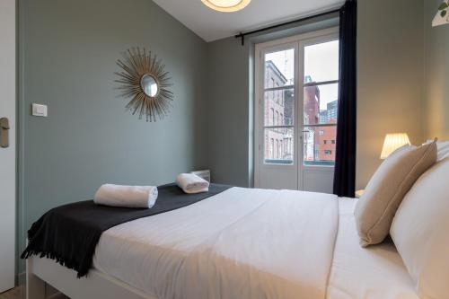 une chambre avec un lit blanc et une fenêtre dans l'établissement Hypercentre - 2 pièces confortable, à Lille