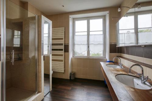 y baño con 2 lavabos y ducha. en La Belonnerie - Grande maison pour 13, en Varrains