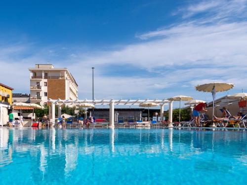 Bazén v ubytovaní Hotel Tokio Village - Azzurro Club alebo v jeho blízkosti
