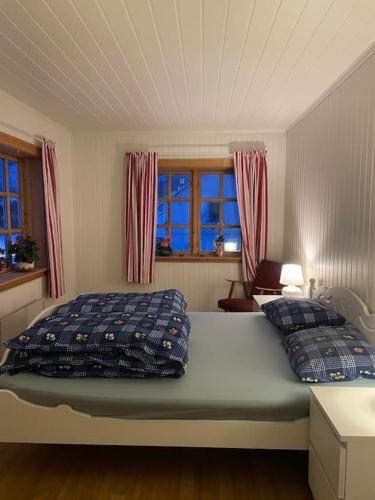sypialnia z dużym łóżkiem z 2 poduszkami w obiekcie Fritidsbolig i Flå sentrum w mieście Flå