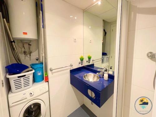 Koupelna v ubytování LMHA12, Marazul, Modern 2 bedroom 2 bathroom apartment with sea views in La Manga