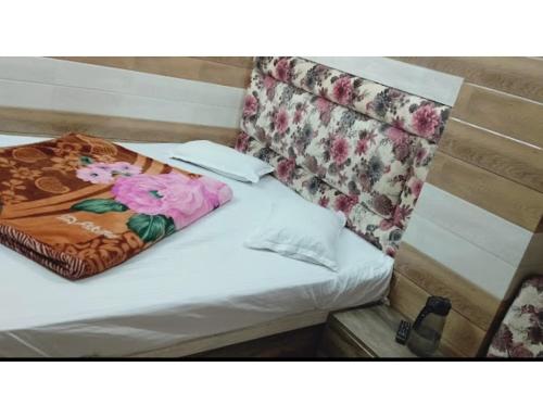 מיטה או מיטות בחדר ב-Hotel Stay Inn, Katra