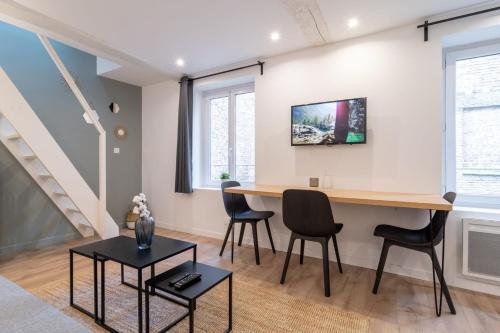 une salle à manger avec une table et deux chaises dans l'établissement hypercentre / Gares - Duplex apartment, à Lille