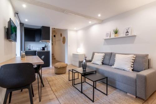 un salon avec un canapé et une table dans l'établissement hypercentre / Gares - Duplex apartment, à Lille