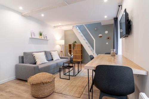 un salon avec un canapé et une table dans l'établissement hypercentre / Gares - Duplex apartment, à Lille