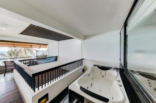 希卡杜瓦的住宿－西納蒙西卡特蘭茲酒店，带浴缸和盥洗盆的浴室