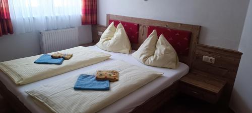 two twin beds with towels on top of them at Appartementhaus Eisbauer in Sankt Johann im Pongau