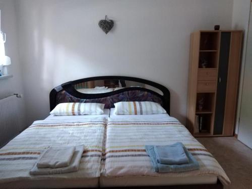 una camera da letto con un letto e due asciugamani di NEU! See-Ferienwohnung 3 a Großmöhlau