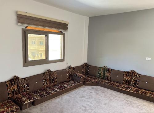 Habitación vacía con sofá y ventana en Eman house, en Wadi Musa