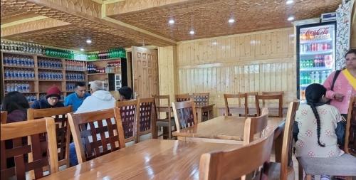 Restoran atau tempat makan lain di Hotel scenery Sonmarg 