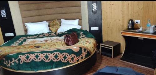 Tempat tidur dalam kamar di Hotel scenery Sonmarg 