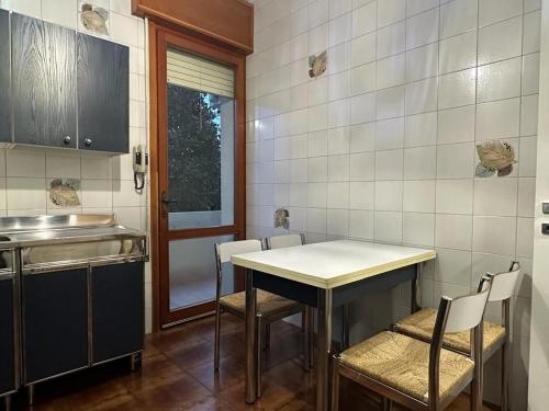 eine Küche mit einem Tisch und Stühlen im Zimmer in der Unterkunft Welc-ōM Caselle 