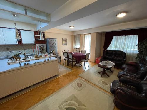 uma cozinha e sala de estar com um sofá e uma mesa em cvetkovski apartment em Tetovo