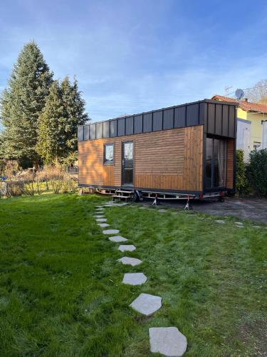 uma pequena casa sentada em cima de um campo de relva em Tiny House em Roxheim