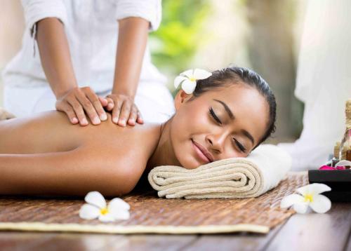 una mujer recibiendo un masaje en un spa en L'Auberge de Tahiti Iti - Beach hostel en Afaahiti