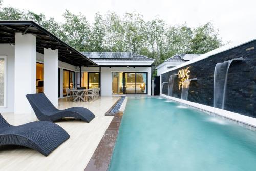 宋卡的住宿－Nue Hatyai Pool Villa 147，一座房子后院的游泳池