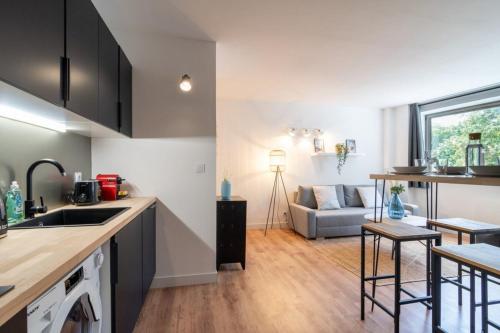 une cuisine et un salon avec un canapé dans l'établissement Lille Grand Place - 1 bedroom apartment, à Lille