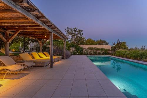 Bazén v ubytování Villa Charlotte for 14 persons with 73m2 Pool in Central Istria nebo v jeho okolí
