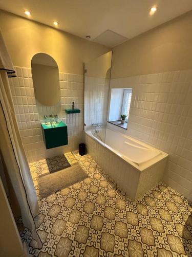 une salle de bain avec baignoire et sol carrelé dans l'établissement Maison climatisée avec parking et rooftop, à Avignon