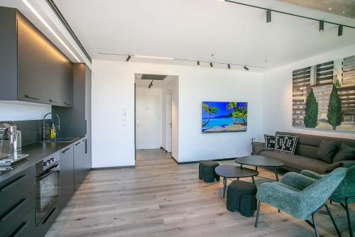 Stunning 1BR Beach Apartment في تل أبيب: غرفة معيشة مع أريكة وطاولة