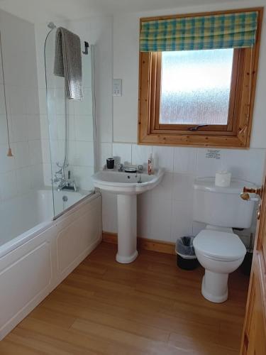 a bathroom with a sink and a tub and a toilet at Bamboo Retreat in Louth