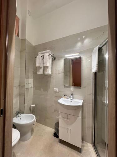 y baño con lavabo y aseo. en Buongiorno & Benvenuti en Trani