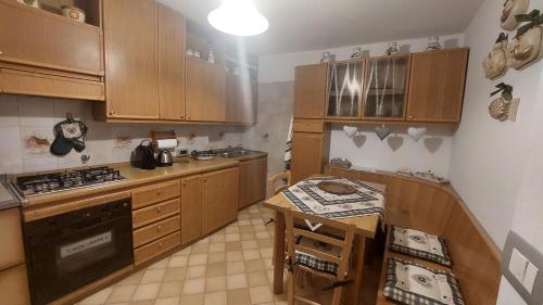 Kuchyňa alebo kuchynka v ubytovaní Le Rondini di Casa Bernardi, sole e natura sulle Dolomiti Wi-Fi PetFriendly
