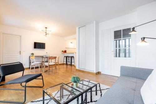 un salon avec un canapé et une table dans l'établissement Euratechnologies - Bright apartment with parking, à Lille