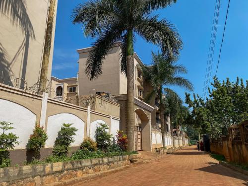 un palmier devant un bâtiment dans l'établissement The Lovely Homestay, à Kampala