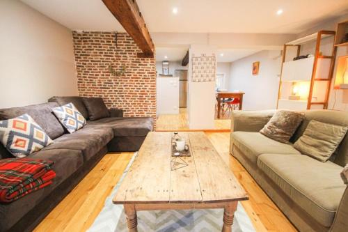 un salon avec un canapé et une table basse dans l'établissement Duplex in the heart of Old Lille terrace + parking, à Lille
