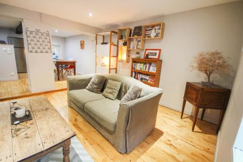 un salon avec un canapé et une table dans l'établissement Duplex in the heart of Old Lille terrace + parking, à Lille