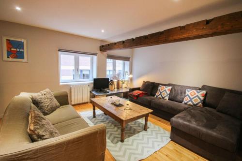 un salon avec un canapé et une table dans l'établissement Duplex in the heart of Old Lille terrace + parking, à Lille